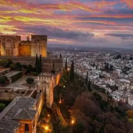 Doble Con Terraza En El Albayzin 아파트